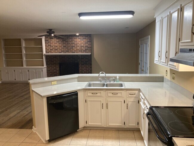 Kitchen left - 104 Knightsbridge Dr