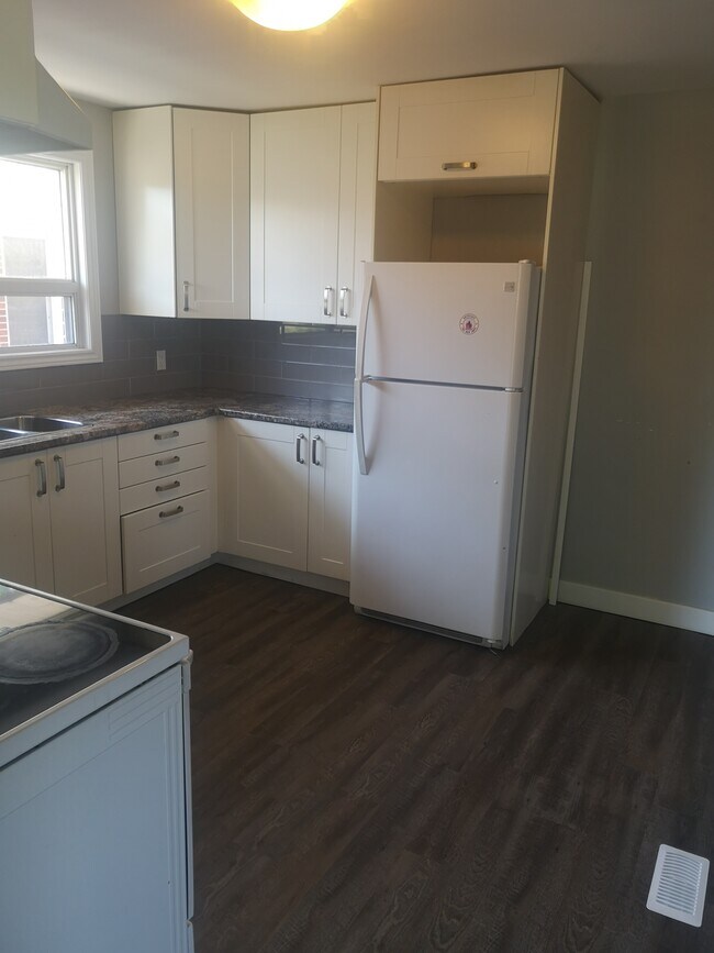 Building Photo - 3 Bedroom Main Floor Minutes From Limeridge Mall