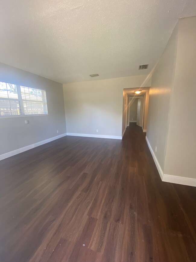Foto del edificio - 4723 W Iowa Ave