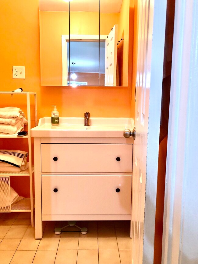 bathroom - 404 32nd St