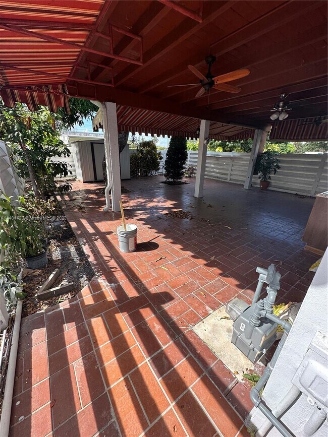 Building Photo - 7417 Twin Sabal Dr