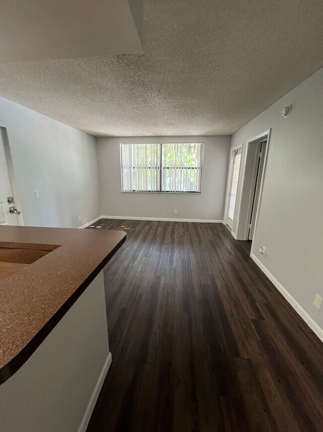 Foto del edificio - MOVE IN SPECIAL ONE BEDROOM ONE BATHROOM N...