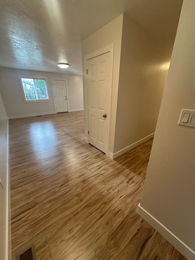 Building Photo - 958 S 1060 E