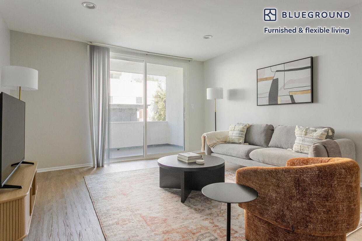 Foto principal - 1371 S Beverly Glen Blvd