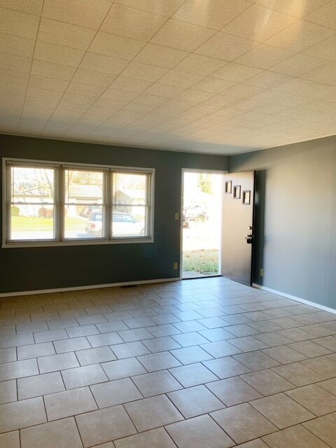 Building Photo - WEST SIDE 3BR RANCH HOME AVAILABLE NOW!