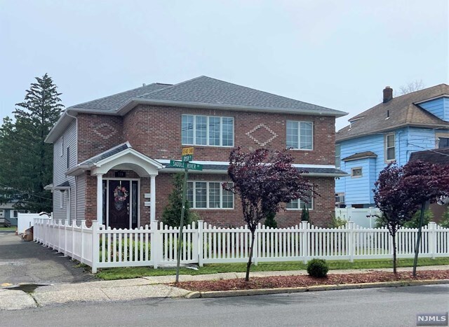 Foto del edificio - 518 Saddle River Rd
