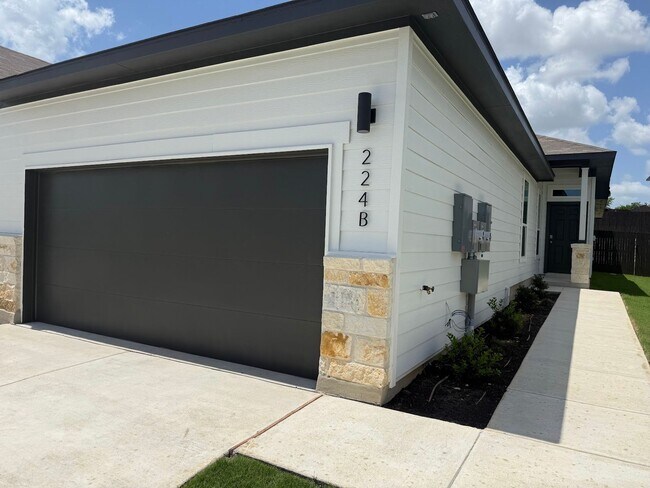 Foto del edificio - Stunning 3x2 Luxury Duplex in Buda, TX!