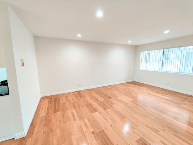 Building Photo - 13138 Moorpark St