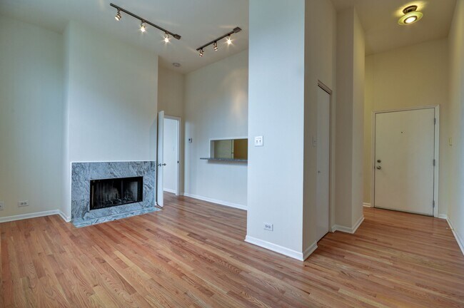 Building Photo - 3255 N Sheffield Ave