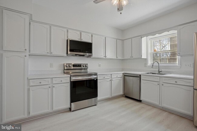 Building Photo - 6815 Melrose Dr