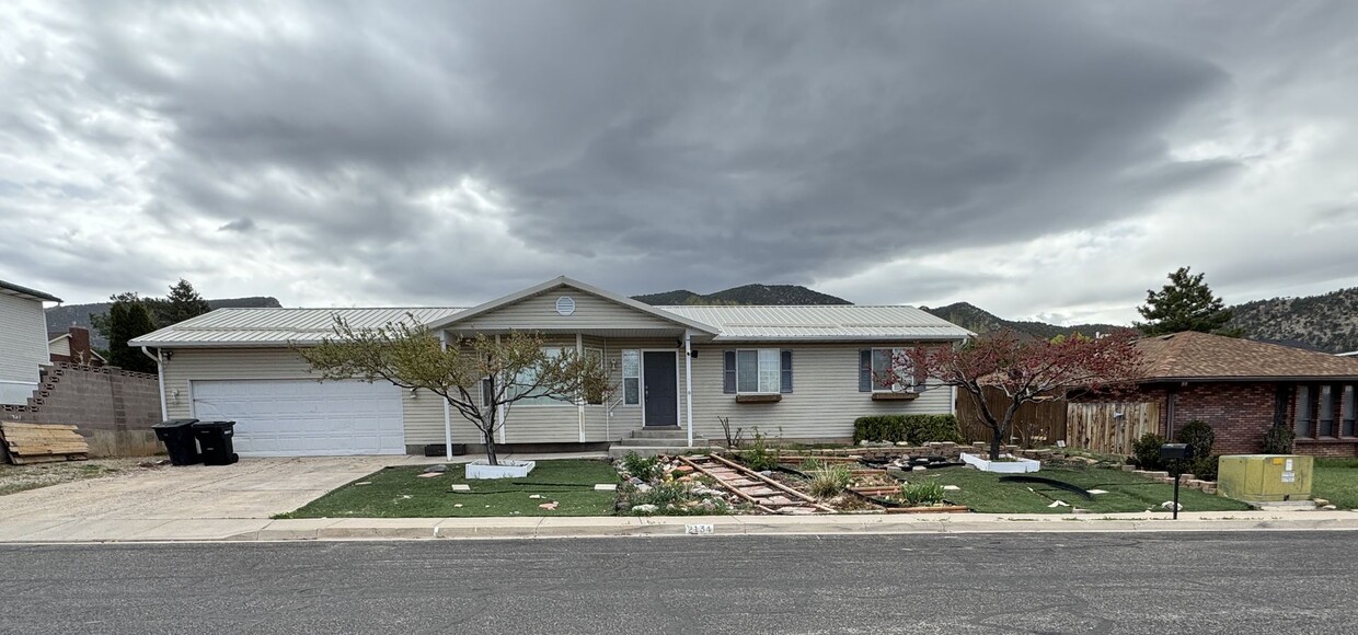 Primary Photo - 5 Bed - 3 Bath with 2 Car Garage