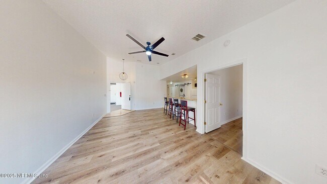 Foto del edificio - 7920 Merrill Rd