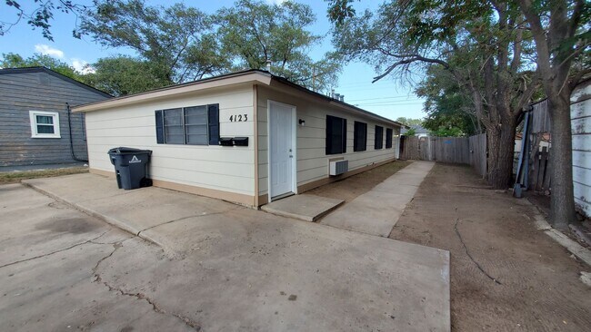 Foto del edificio - 4123 S Washington St