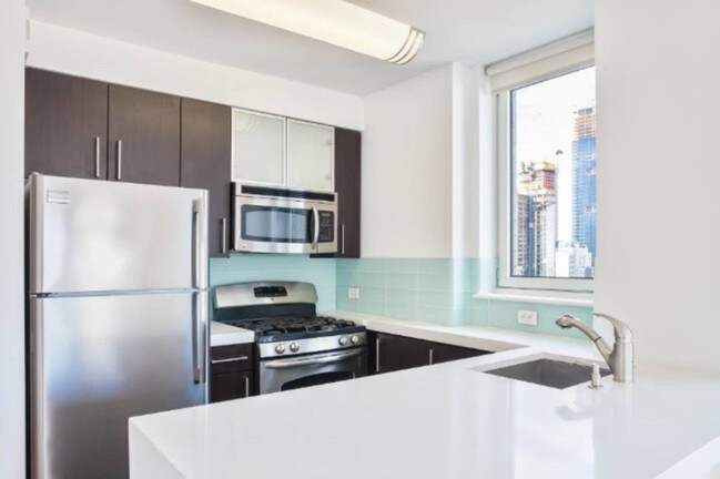Building Photo - 23 W 37th St