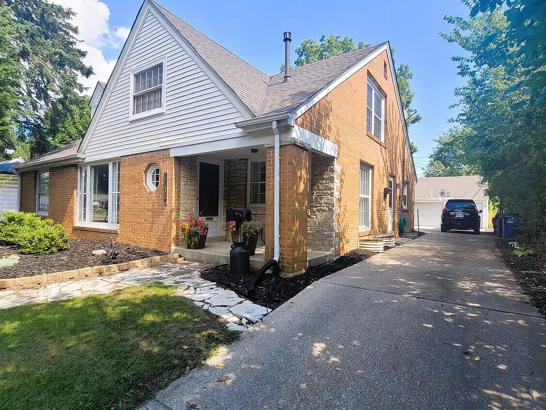 1133 Lathrop Ave Unit Lower, Racine, WI 53405 Apartments in Racine