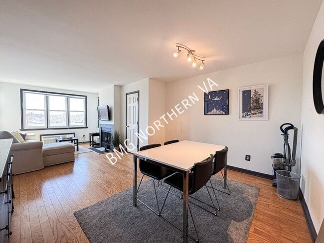 Foto del edificio - 3217 Wisconsin Ave NW