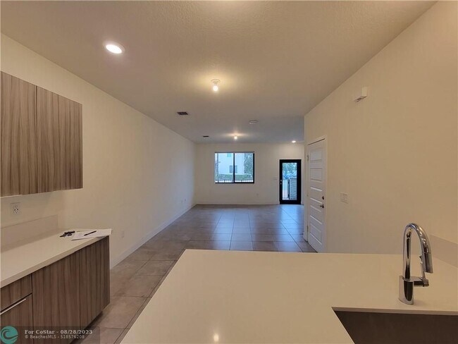 Building Photo - 4931 NW 84th Ave