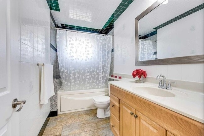 Photo du bâtiment - MISSISSAUGA– SPACIOUS 3 BEDROOM HOME – 1 BATHROOMS – 2 PARKINGS – $2,499 – ONLY