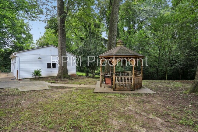 Building Photo - 980 Brookdale Dr