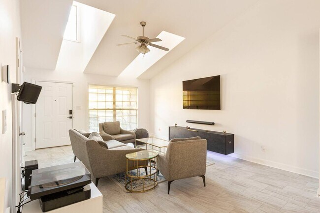 Sala de estar: toneladas de luz natural - 1337 Russell Springs Dr
