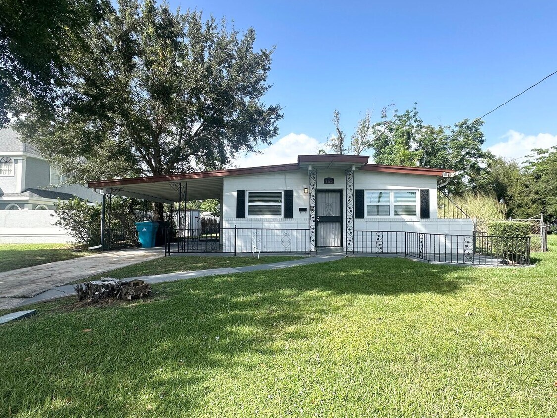 Primary Photo - 3/2 home available in Bunche Manor featuri...