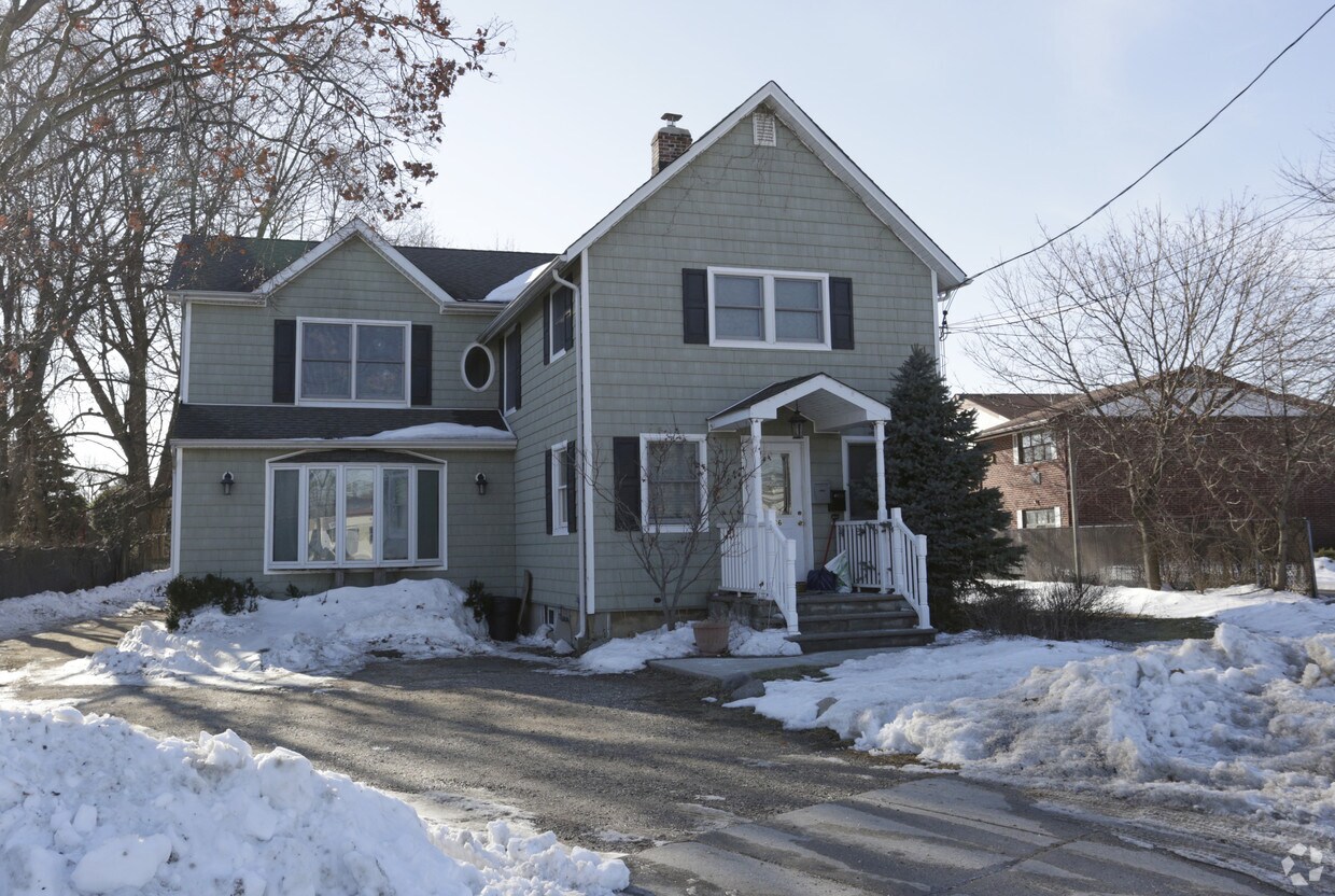 Primary Photo - 146 Farmingdale Rd