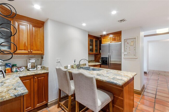 Foto del edificio - 880 NE 69th St