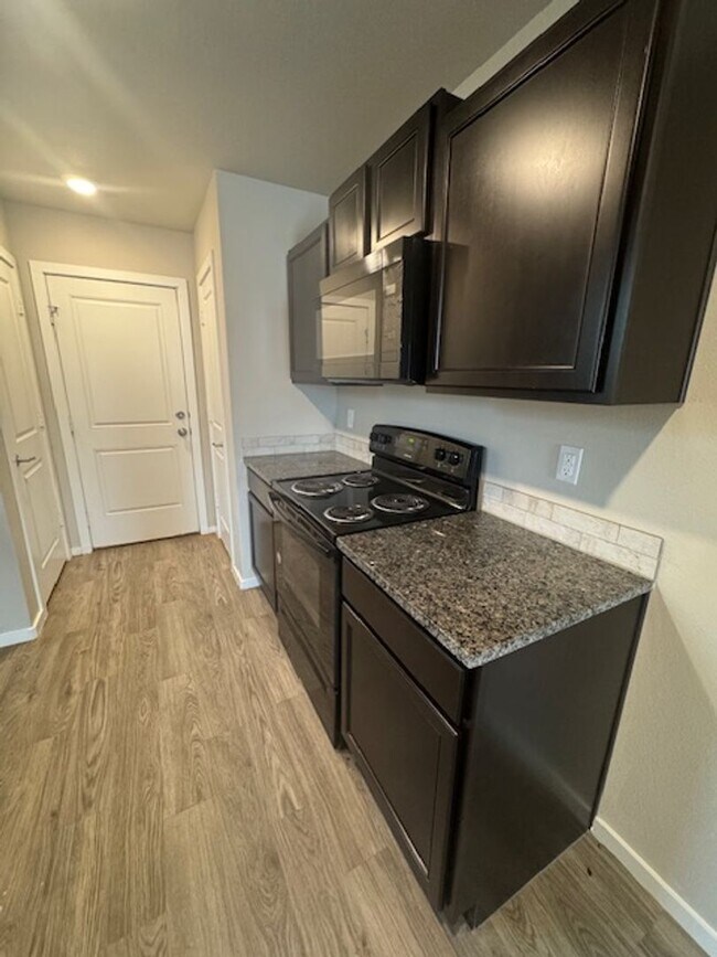 Building Photo - Townhome in Upland Heights!