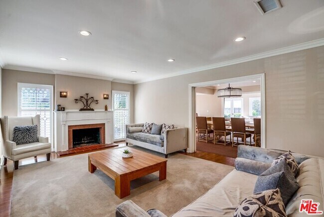 Foto del edificio - 2033 N Serrano Ave