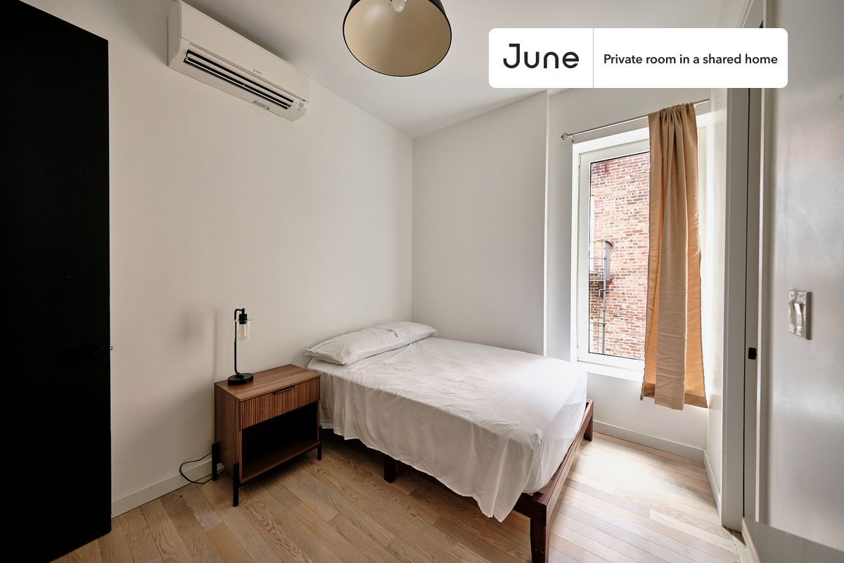 Foto principal - Room in Shared 4 bed/4 bath home