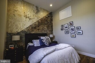 Building Photo - 705 S 5th St