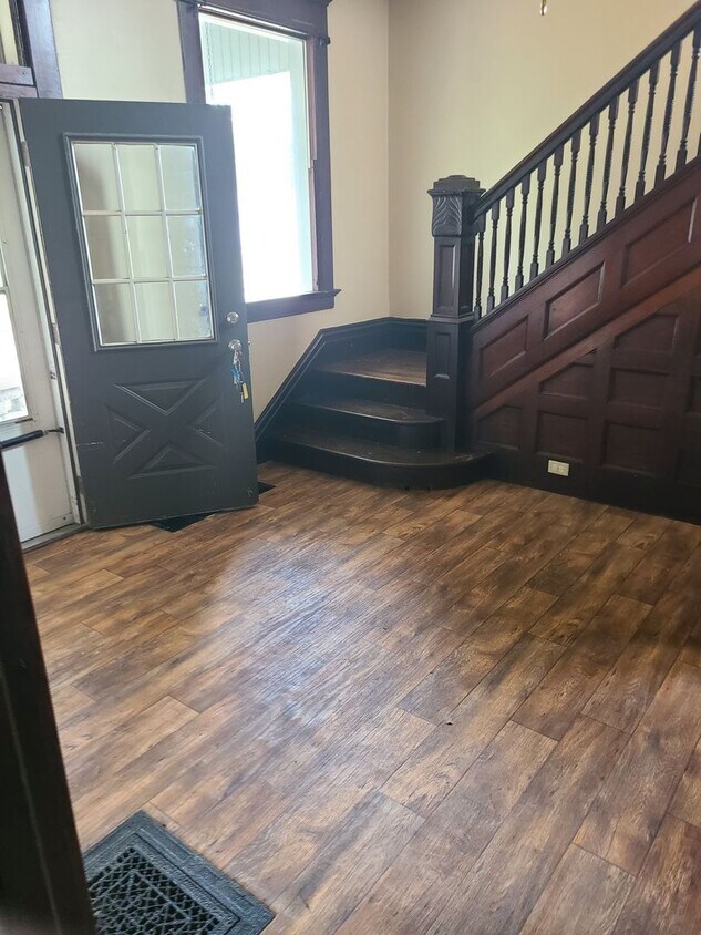 Foto principal - 5 Bed/ 2 bath house