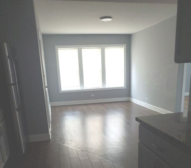 Foto del edificio - 5049 W Waveland Ave