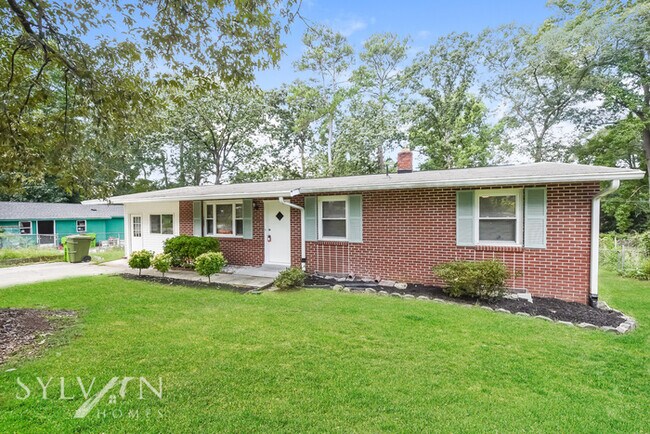 Building Photo - adorable 3BR, 1.5BA brick