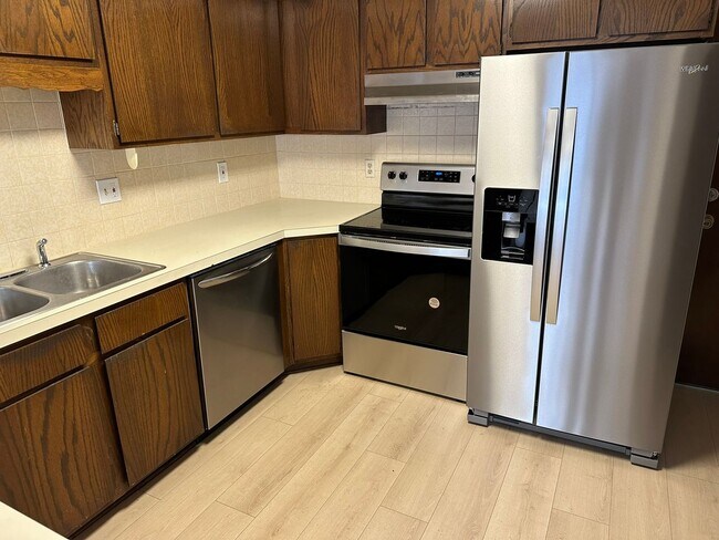 Building Photo - Spacious Cozy Duplex Ready for you to Call...