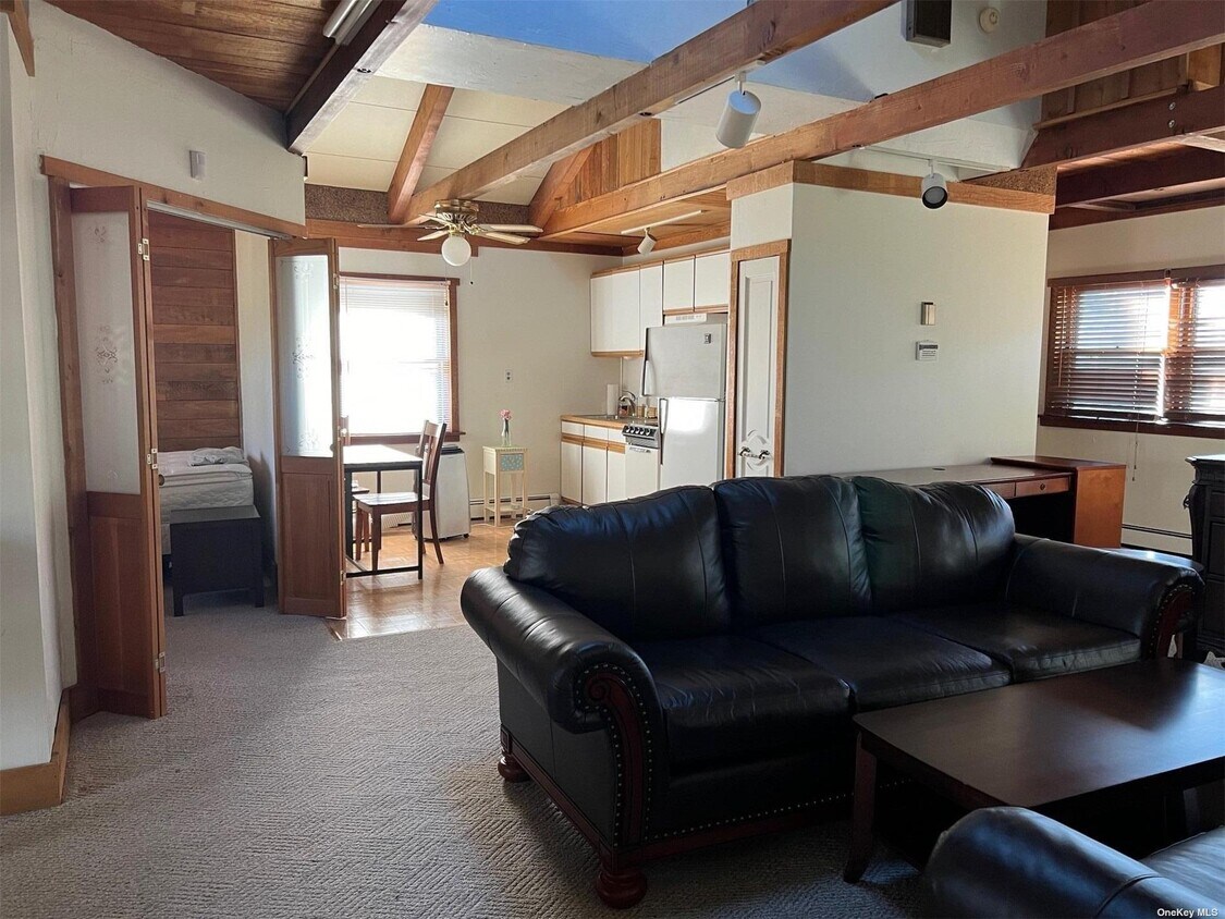 12 Main St, Setauket East Setauket, NY 11733 Room for Rent in