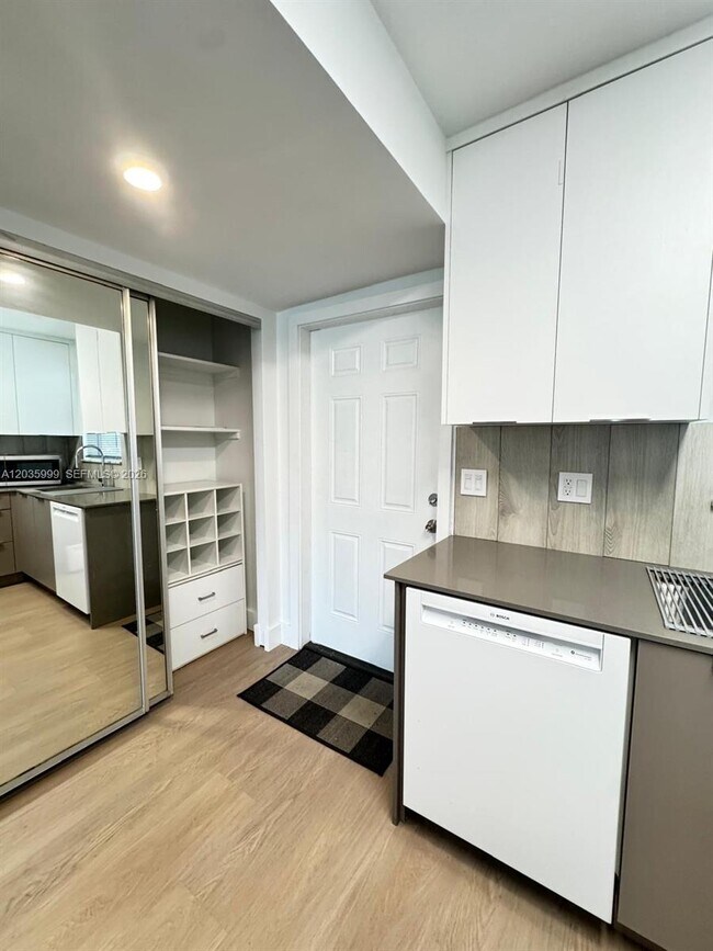Foto del edificio - 8300 Sunrise Lakes Blvd