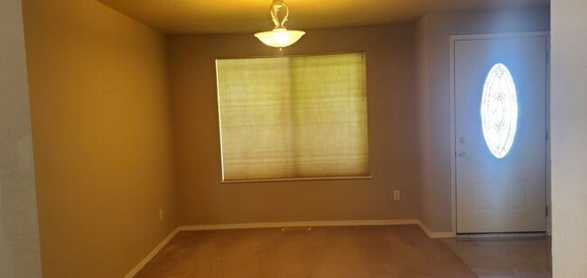Building Photo - Fantastic 4 bedroom RAMBLER in Manorwood!