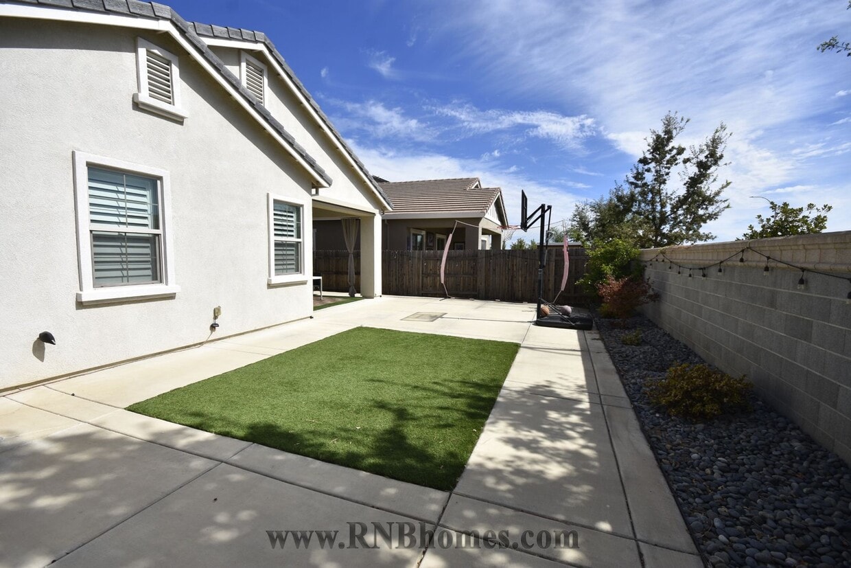 Building Photo - 5121 Creekhollow Way