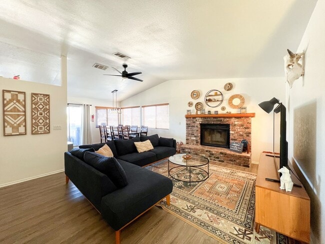Building Photo - Fully Furnished 4 Bedroom in Sunmore Estat...