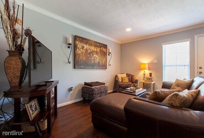 Building Photo - 2 br, 1 bath Townhome - 3202 Rosekemp Ave
