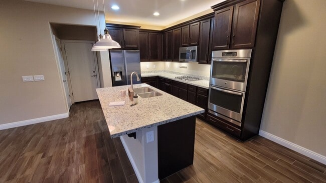 Foto del edificio - SW BEAUTY!!!   215/RUSSELL AREA