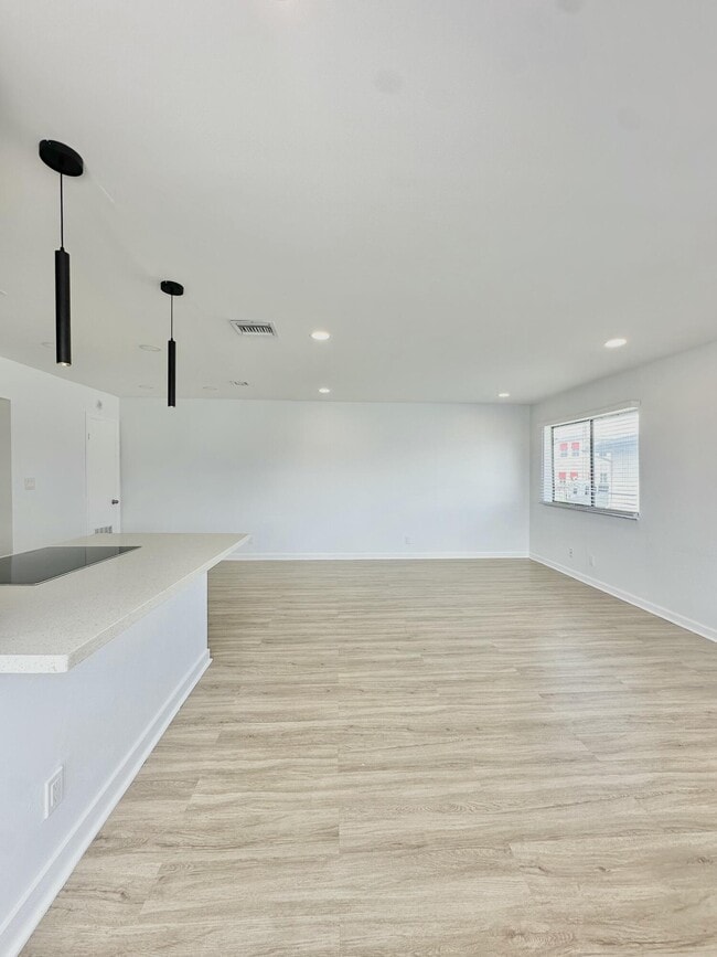 Building Photo - 102 E Tiffany Dr