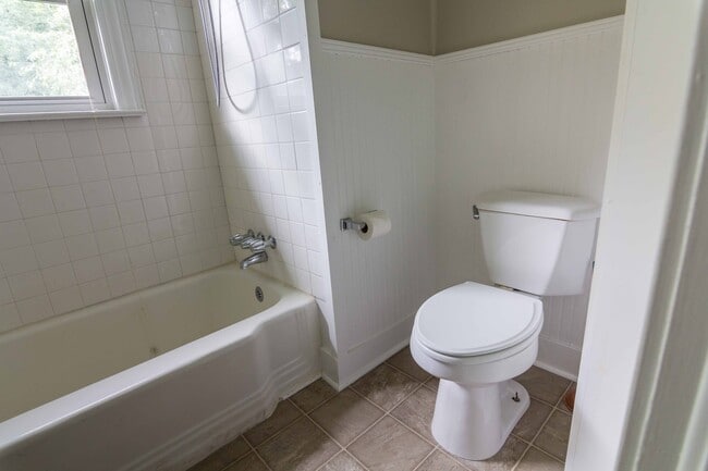 Building Photo - 2 Bedroom 1 Bathroom Home Conveniently Loc...