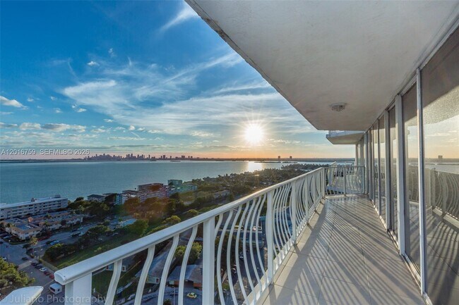 Foto del edificio - 7601 E Treasure Dr