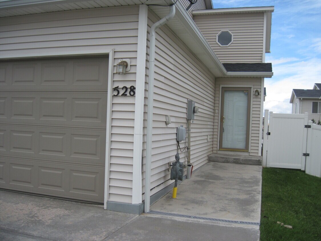 Primary Photo - 3 BEDROOM, 2.5 BATHROOM SOUTHPARK TWIN HOM...