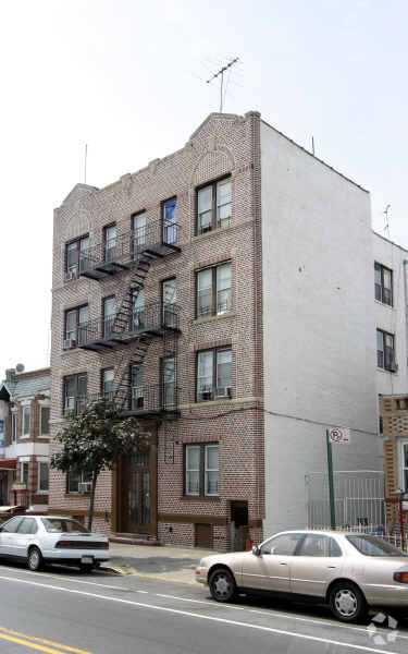 Foto principal - 2452 Bedford Ave