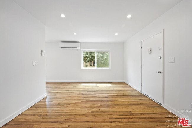 Foto del edificio - 6640 Woodman Ave