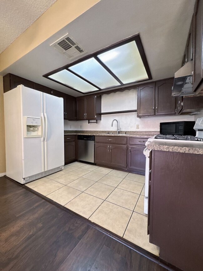 Foto del edificio - 2 Bed 2.5 Bath Single House near Rainbow/Tropicana