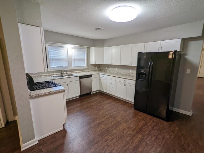 Building Photo - 423 E Cherry St